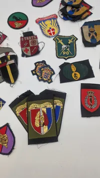 Samling originale militære mærker