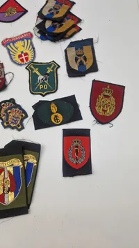 Samling originale militære mærker