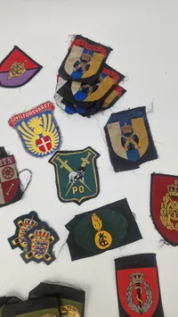 Samling originale militære mærker