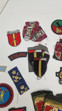 Samling originale militære mærker