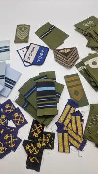 Samling originale militære mærker