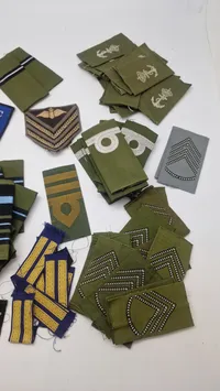 Samling originale militære mærker