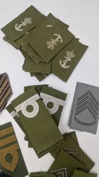 Samling originale militære mærker