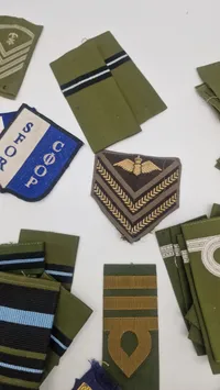 Samling originale militære mærker