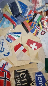 Samling bordflag flag, bannere mm. fra nedlagt Dansk flagfabrik