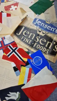 Samling bordflag flag, bannere mm. fra nedlagt Dansk flagfabrik