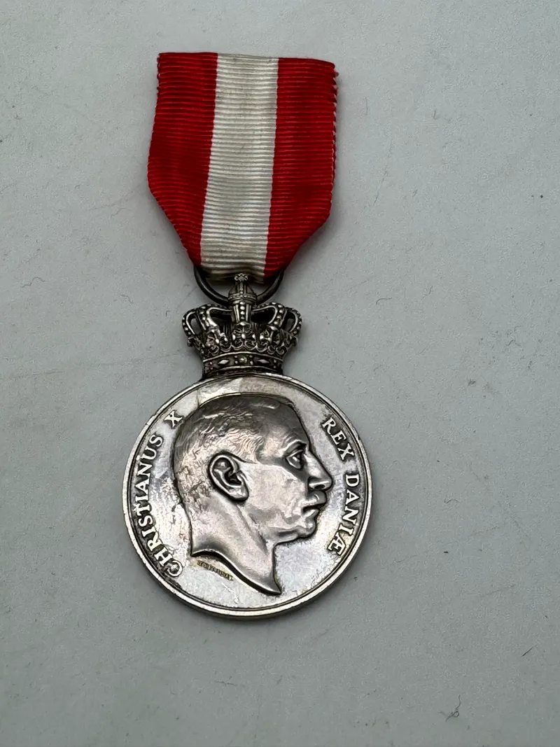Sjælden original Kong Christian X's Frihedsmedaille, 
også kendt som "Pro Dania"-medaljen, som blev indstiftet den 5. maj 1946