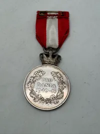 Sjælden original Kong Christian X's Frihedsmedaille, 
også kendt som "Pro Dania"-medaljen, som blev indstiftet den 5. maj 1946