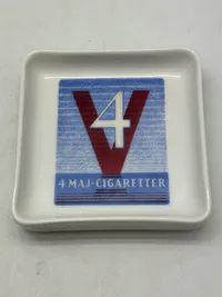 Askebæger med reklame for 4 maj cigaretter, fremstillet hos B&G