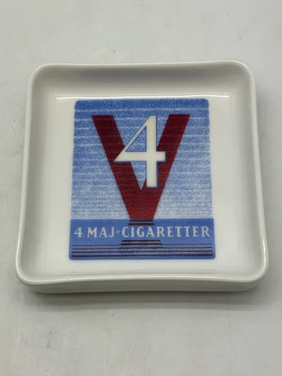 Askebæger med reklame for 4 maj cigaretter, fremstillet hos B&G