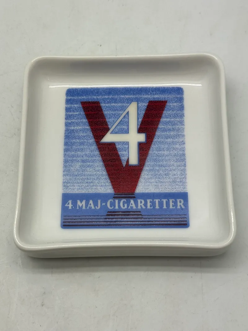Askebæger med reklame for 4 maj cigaretter, fremstillet hos B&G