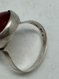Fingerring af sølv med indlæg af slebet rav