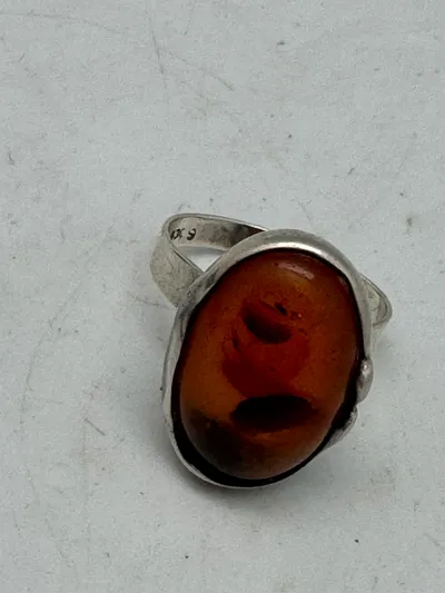Fingerring af sølv med indlæg af slebet rav