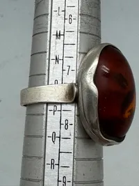 Fingerring af sølv med indlæg af slebet rav