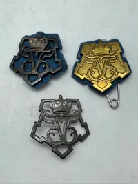 Originale regimentsmærker fra danske livregiment. To stk forsølvede og det sjældne massive