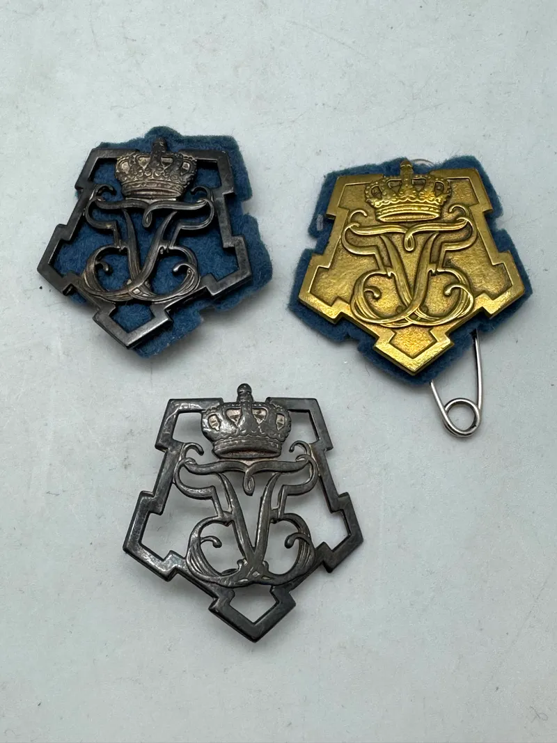 Originale regimentsmærker fra danske livregiment. To stk forsølvede og det sjældne massive