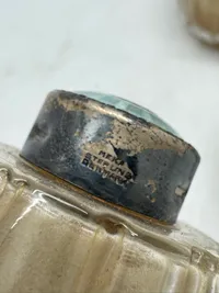 Salt og pepper af krystalglas og låg af emaljeret sterlingsølv