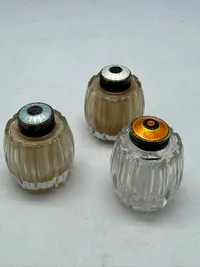 Salt og pepper af krystalglas og låg af emaljeret sterlingsølv