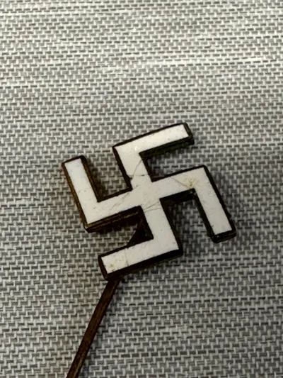 Original Dansk D.N.S.A.P pin, hvid emalje