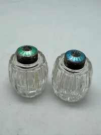 Salt og pepper sæt af krystalglas med låg af emaljeret sterlingsølv