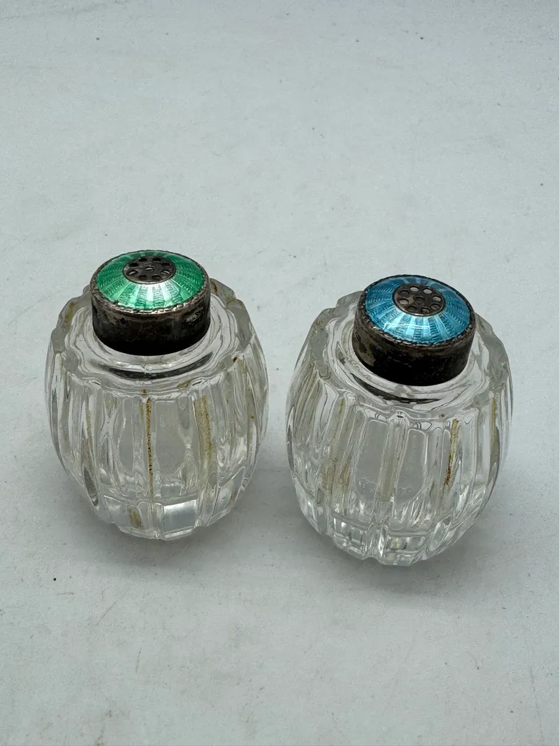 Salt og pepper sæt af krystalglas med låg af emaljeret sterlingsølv
