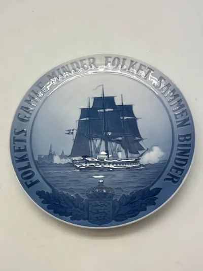 Original mindeplatte fra Royal Copenhagen fra 1926 med Fregatten Jylland . Lavet i begrænset oplag på 1903 eks.