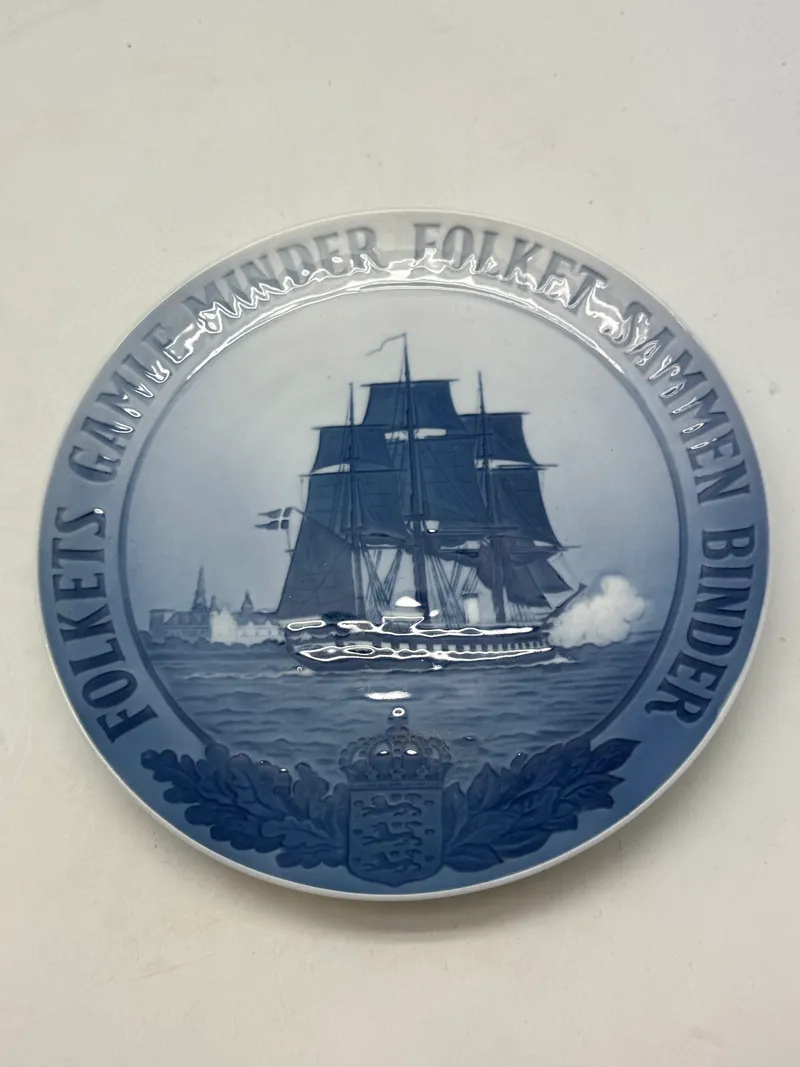 Original mindeplatte fra Royal Copenhagen fra 1926 med Fregatten Jylland . Lavet i begrænset oplag på 1903 eks.