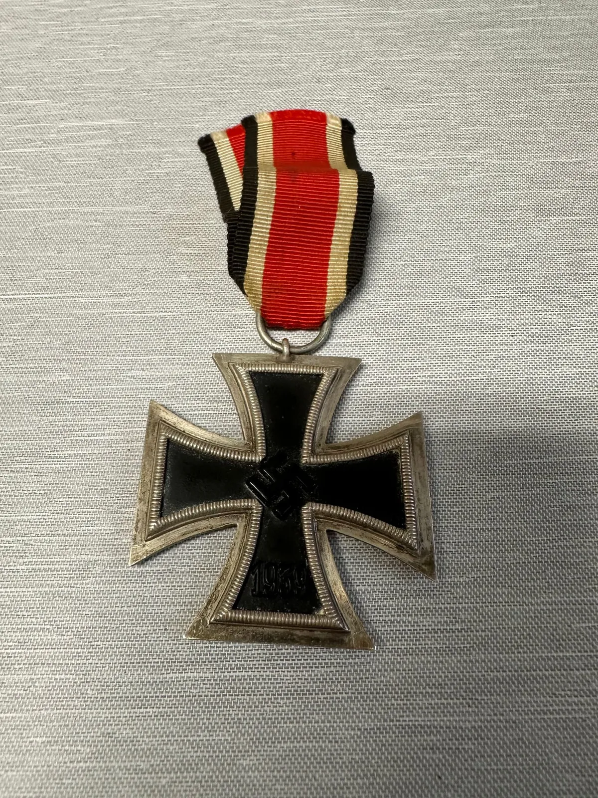Originalt Jernkors 2 klasse WW2 umærket: Arbeitsgemeinschaft der Hanauer Plakettenhersteller. overstørelse