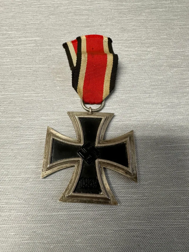 Originalt Jernkors 2 klasse WW2 umærket: Arbeitsgemeinschaft der Hanauer Plakettenhersteller. overstørelse