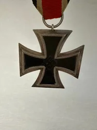 Originalt Jernkors 2 klasse WW2 umærket: Arbeitsgemeinschaft der Hanauer Plakettenhersteller. overstørelse