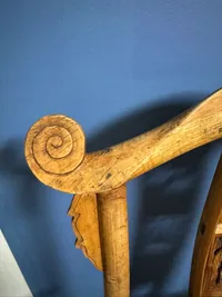 Original antik kinesisk stol med soltegn. Skal afhentes i Vordingborg, eller leveres efter aftale