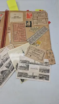 Sjælden original dansk ww2 scrapbog med masser af rationeringsmærker, biografbilletter, OPRAAB, propaganda og meget mere