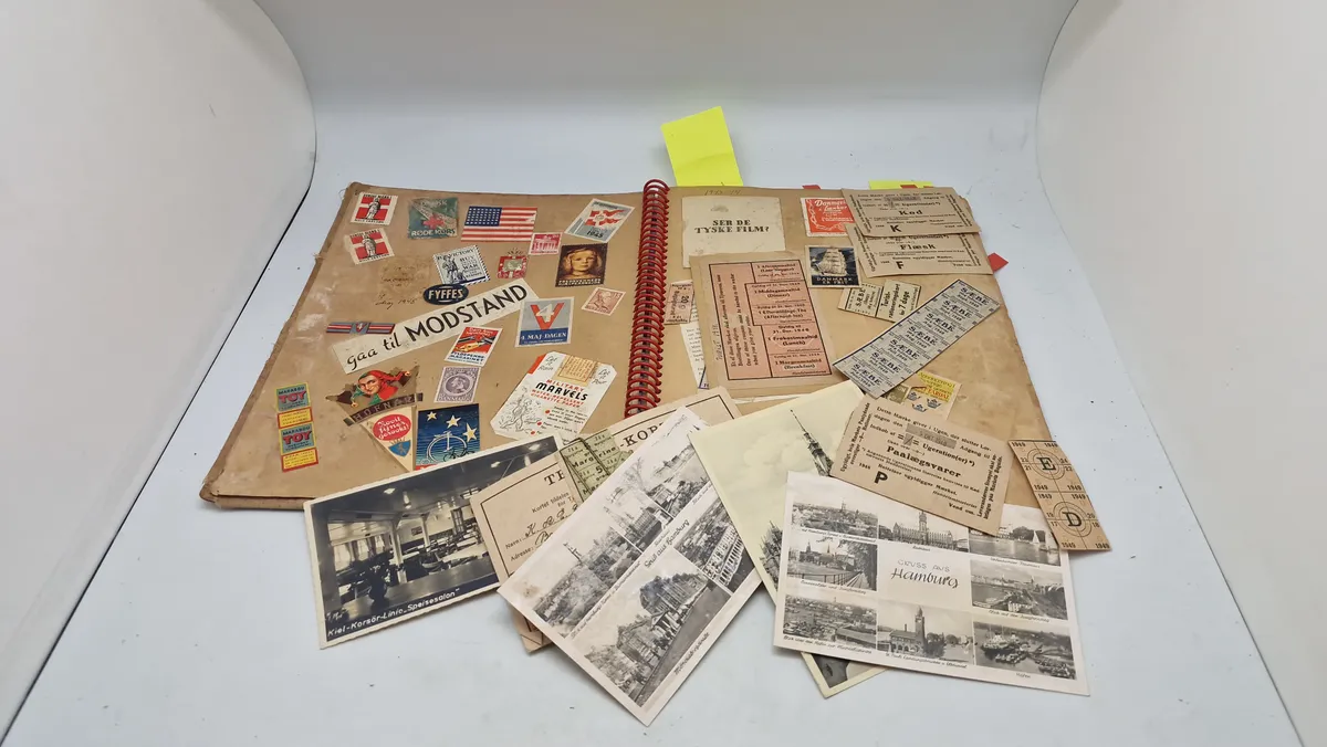 Sjælden original dansk ww2 scrapbog med masser af rationeringsmærker, biografbilletter, OPRAAB, propaganda og meget mere