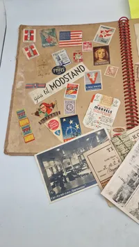 Sjælden original dansk ww2 scrapbog med masser af rationeringsmærker, biografbilletter, OPRAAB, propaganda og meget mere