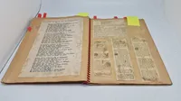 Sjælden original dansk ww2 scrapbog med masser af rationeringsmærker, biografbilletter, OPRAAB, propaganda og meget mere