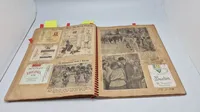 Sjælden original dansk ww2 scrapbog med masser af rationeringsmærker, biografbilletter, OPRAAB, propaganda og meget mere