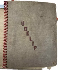 Sjælden original dansk ww2 scrapbog med masser af rationeringsmærker, biografbilletter, OPRAAB, propaganda og meget mere