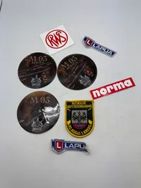 Lot mærker med reklame for diverse ammunitions fabrikanter mm.
