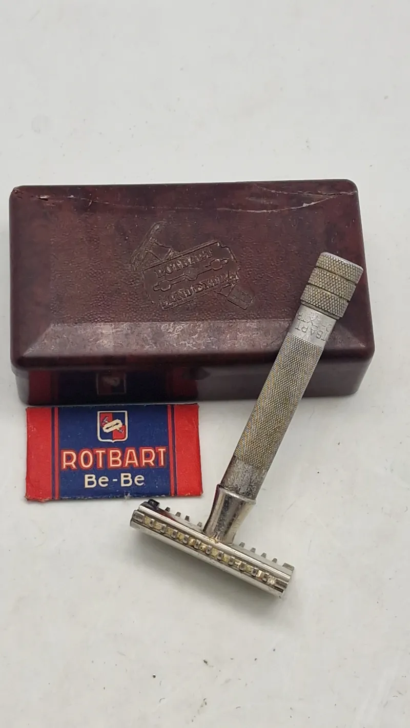 Original tysk Rotbart mond extra razor 8064/65 i bakelit æske fra ca 1940 med tilhørende barberblade i original indpakning