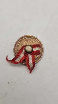 Broche lavet af mønter som hån mod den tyske besættelse