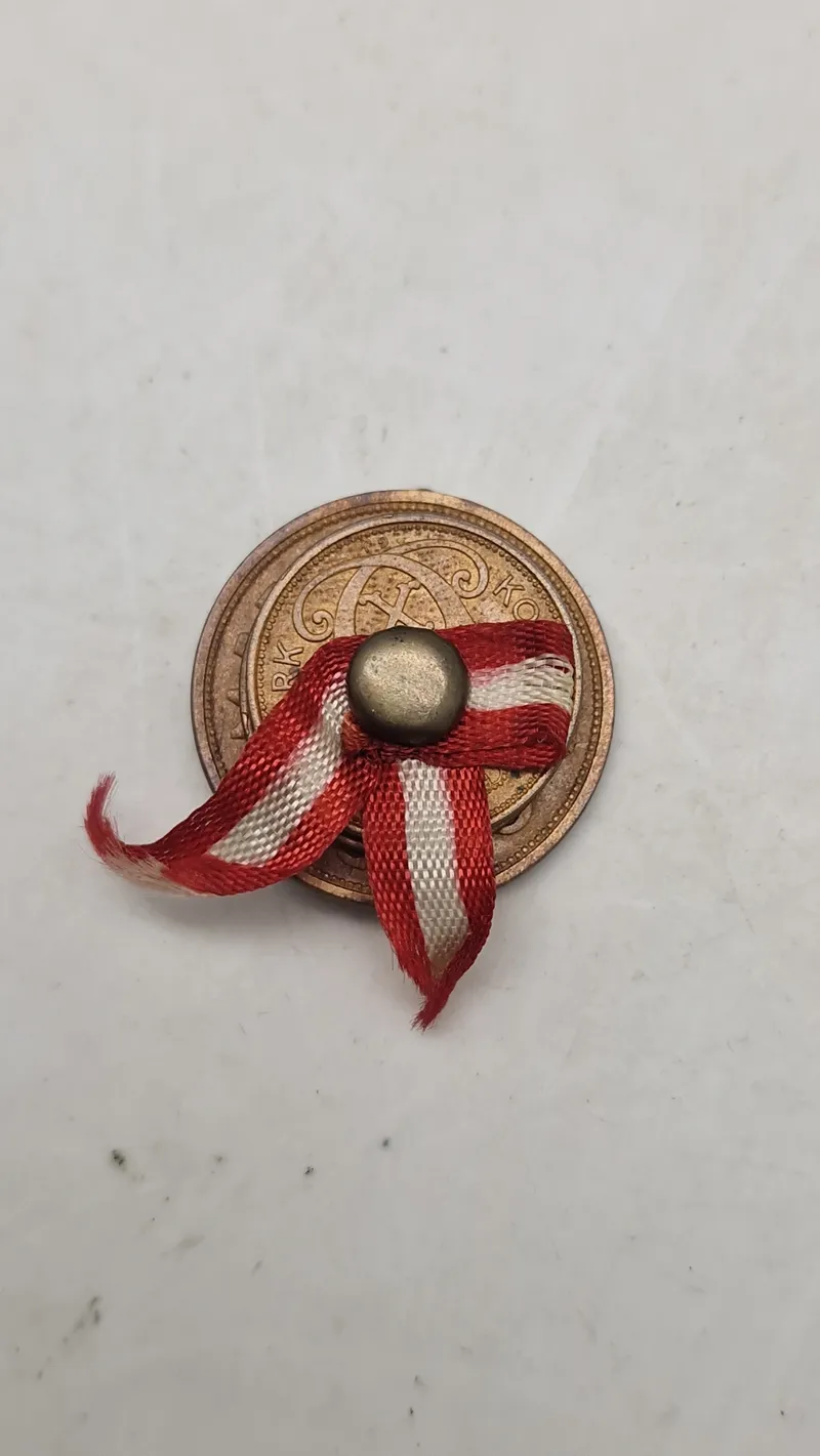 Broche lavet af mønter som hån mod den tyske besættelse