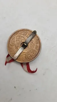 Broche lavet af mønter som hån mod den tyske besættelse