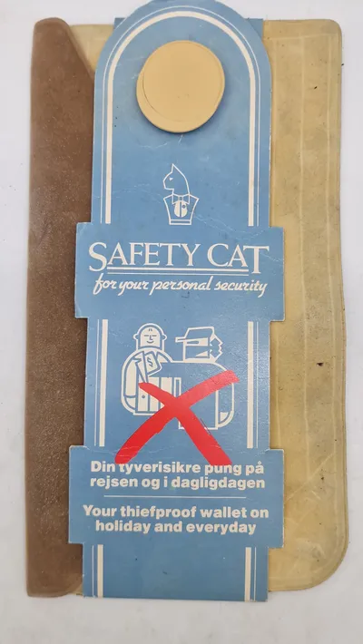 “Safety Cat" tyverisikker pung, der er designet til at blive båret under tøjet for at holde værdigenstande som penge og kort sikre på kroppen