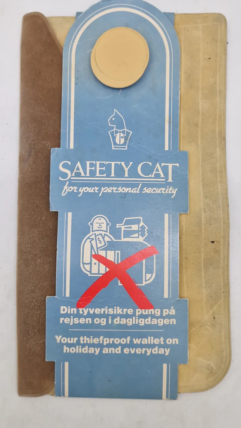 “Safety Cat" tyverisikker pung, der er designet til at blive båret under tøjet for at holde værdigenstande som penge og kort sikre på kroppen
