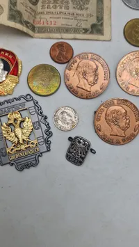 Samling diverse pins og mønter
