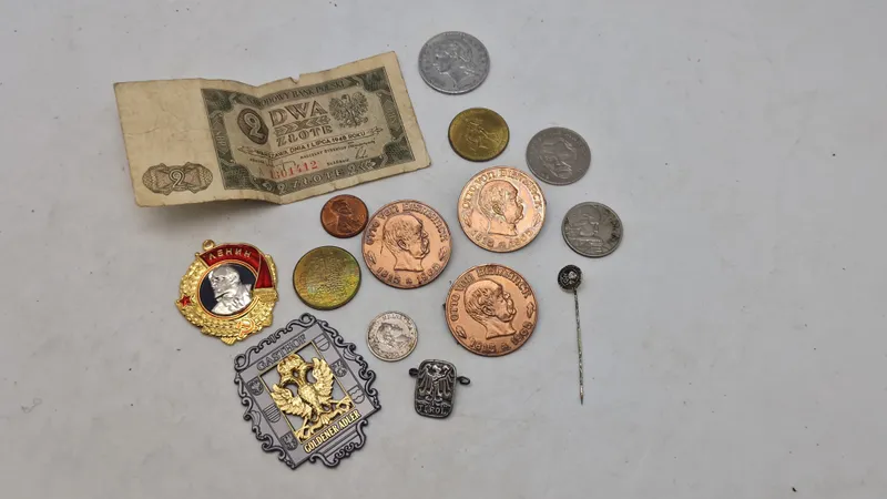 Samling diverse pins og mønter