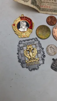 Samling diverse pins og mønter