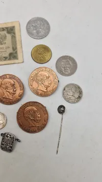 Samling diverse pins og mønter