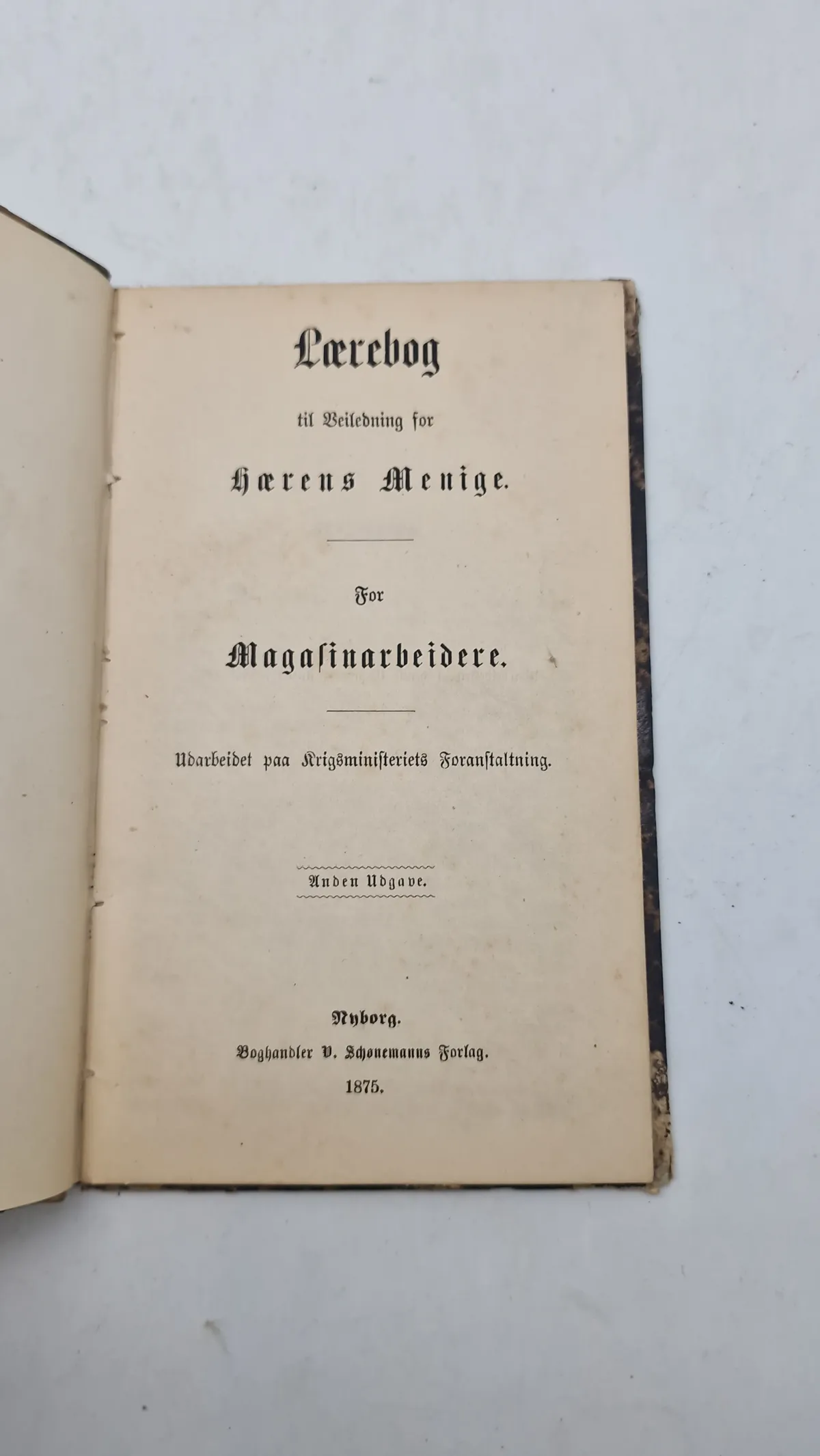 Lærebog
til Veiledning for Hærens Menige.
For Magasinarbeidere, 1875