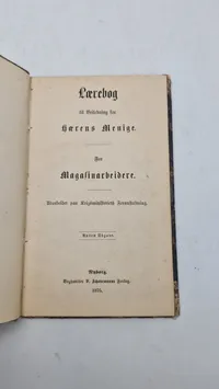 Lærebog
til Veiledning for Hærens Menige.
For Magasinarbeidere, 1875